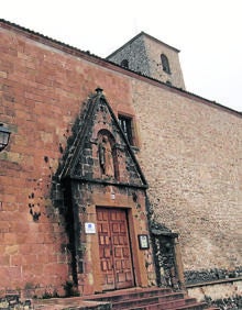 Imagen secundaria 2 - Arriba, templo de los Santos Justo y Pastor; debajo, arco en la villa sepulvedana e iglesia de Santiago, que es centro de interpretación de las hoces del Duratón 