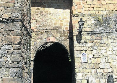Imagen secundaria 1 - Arriba, templo de los Santos Justo y Pastor; debajo, arco en la villa sepulvedana e iglesia de Santiago, que es centro de interpretación de las hoces del Duratón 