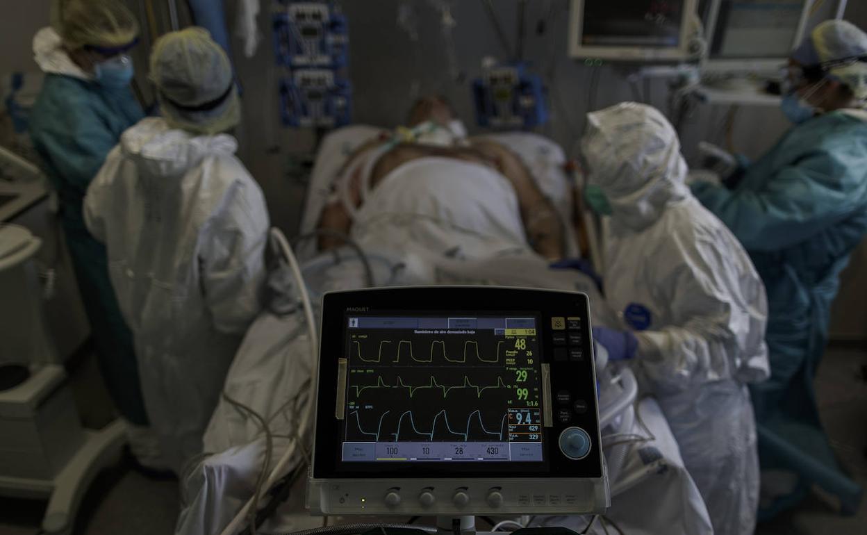 Atención a un paciente con coronavirus en un hospital de Madrid.