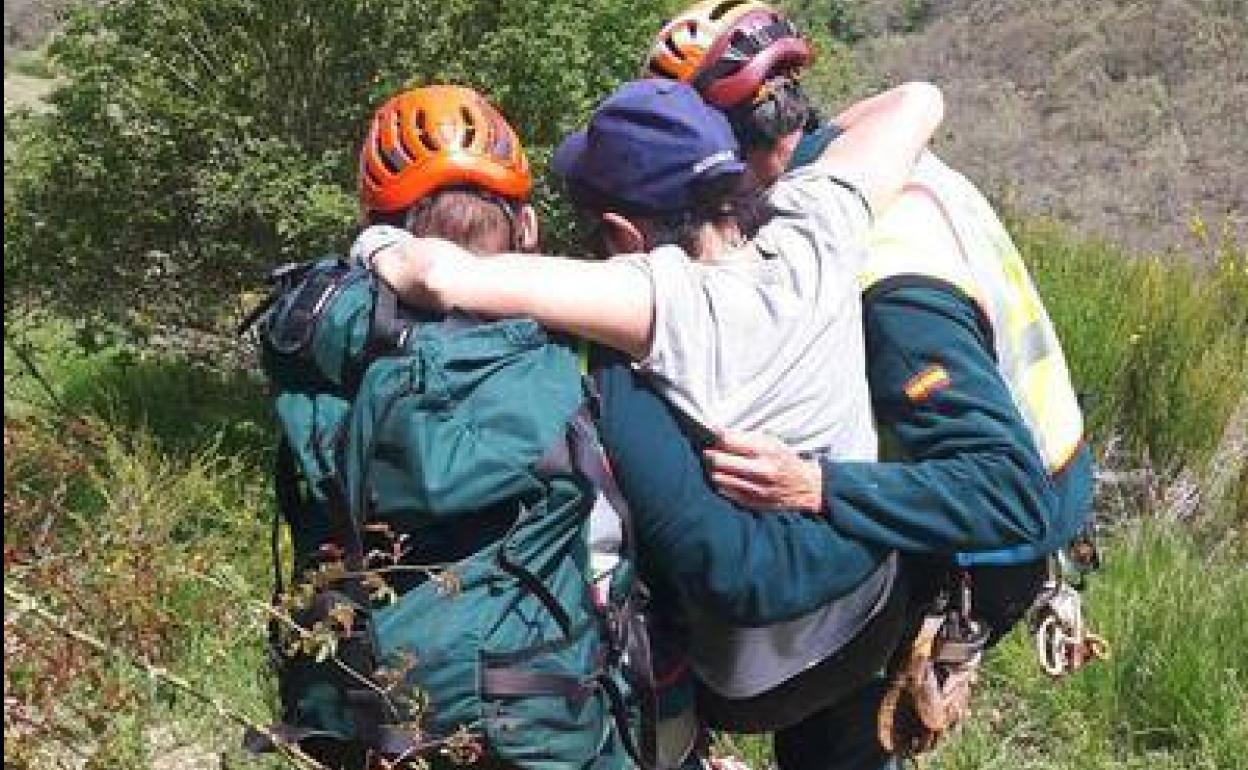 Rescate de uno de los senderistas.