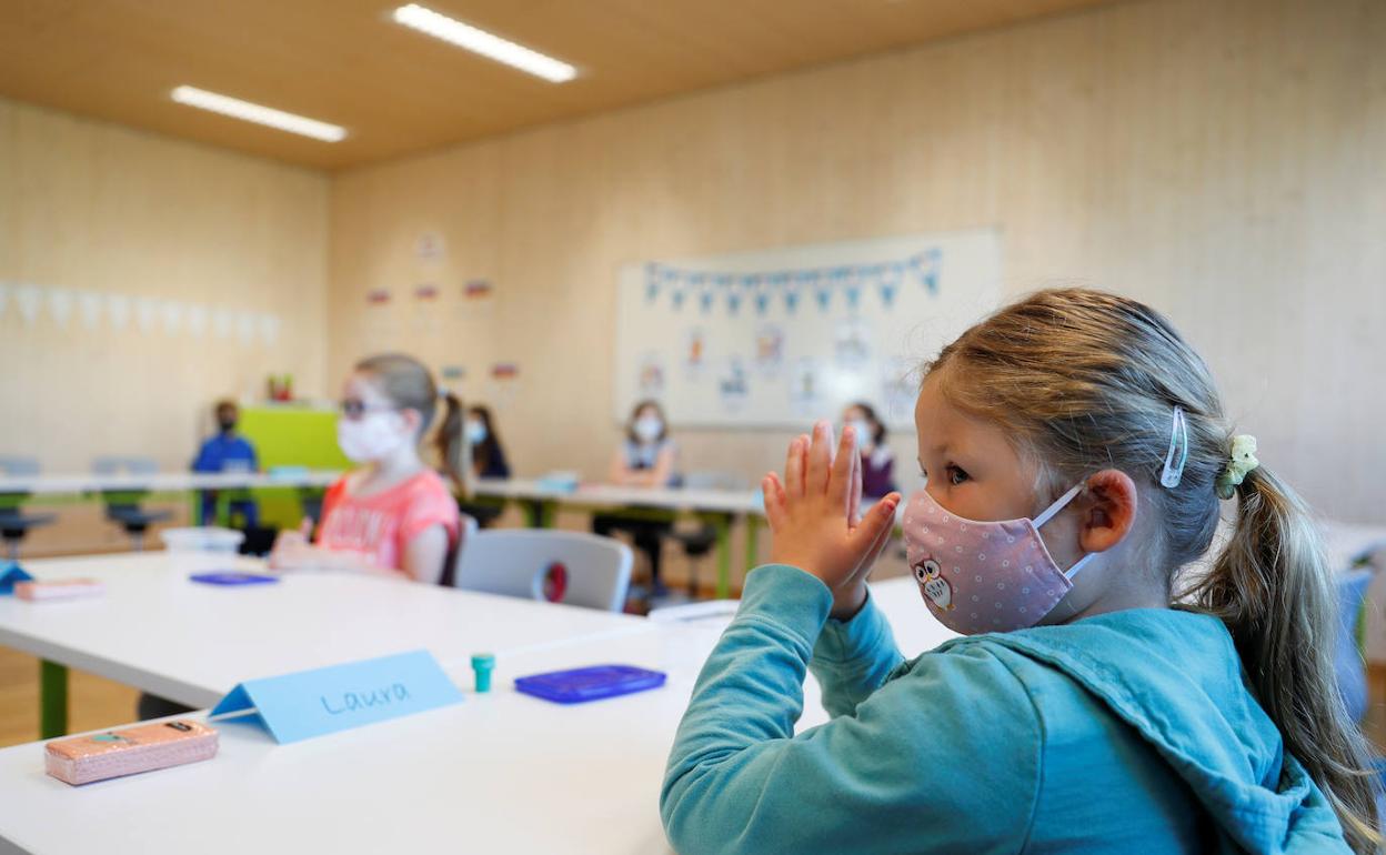 Alumnas con mascarilla en un colegio austriaco.