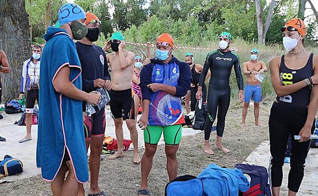 Los participantes, con mascarilla antes de entrar al río.