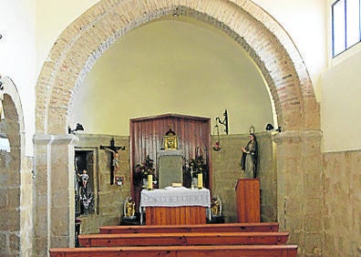 Imagen secundaria 1 - Arriba, virgen de Campablo; debajo, interior de la iglesia de San Pedro Advíncula e iglesia de San Pedro Advíncula.