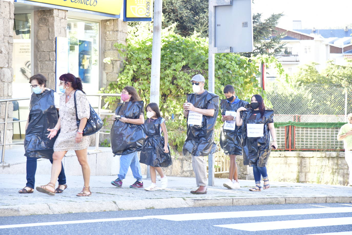 Participantes en la marcha, algunos ataviados con bolsas de basura.
