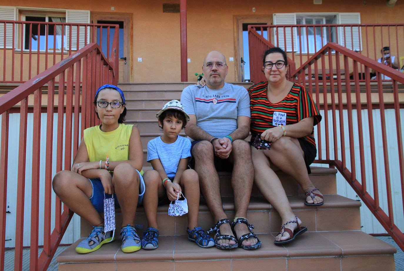 Mateo y Aníbal, con sus padres Gustavo y Ángeles.