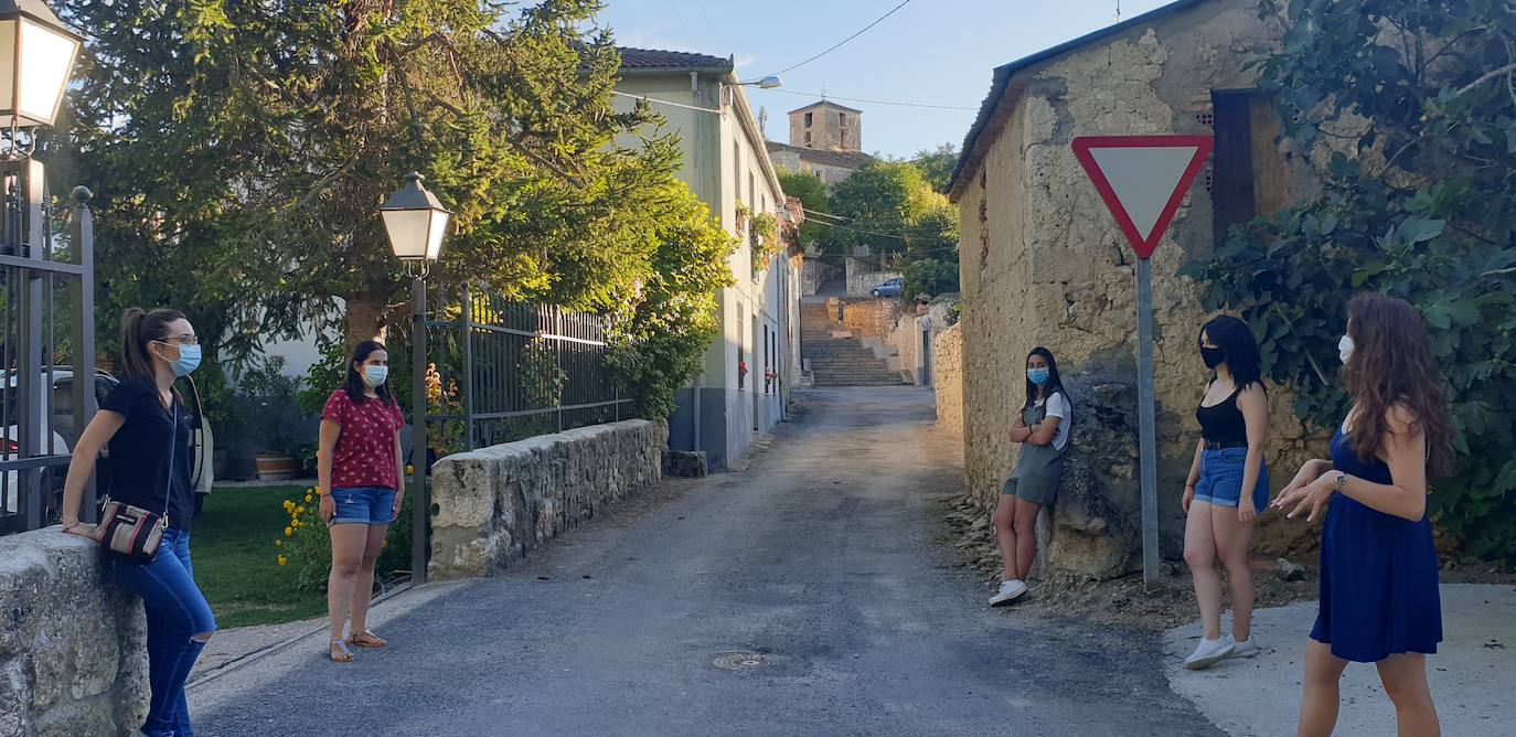 Un grupo de chicas jóvenes que veranea en Pecharroman, en una de las calles del pueblo.