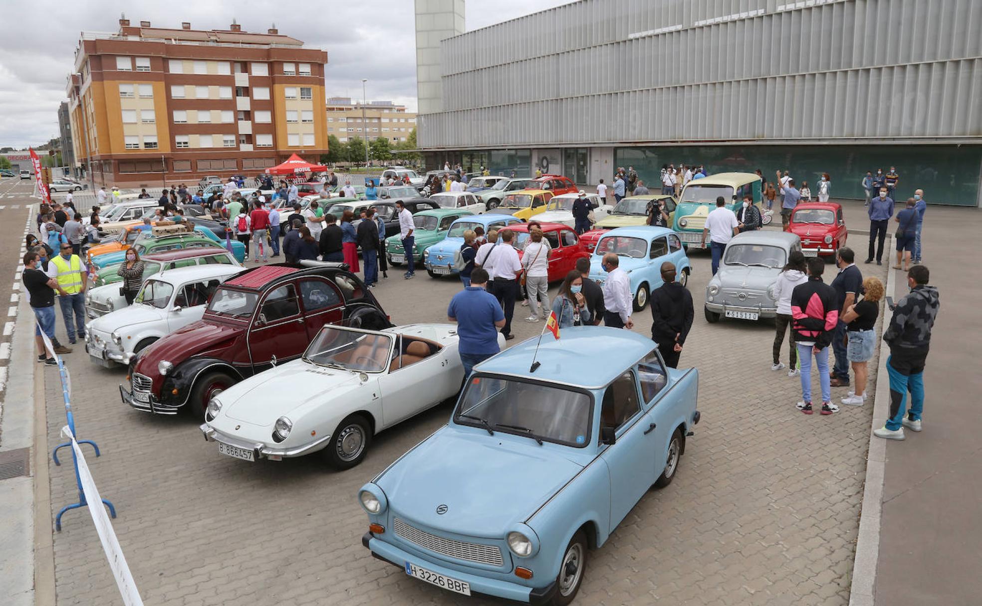Coches aparcados en La Balastera, antes de salir por la ciudad.