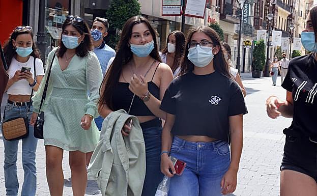 Un grupo de jóvenes pasea por la calle Santiago de Valladolid. 