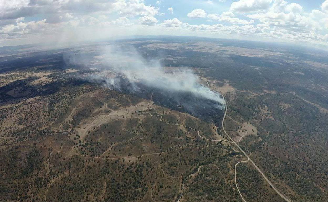 Vista aérea del incendio declarado ayer en el oeste de la provincia.