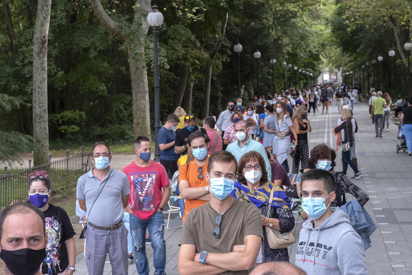 Cientos de personas esperan su turno en el paseo central del Campo Grande para hacerse con entradas (dos por persona). 