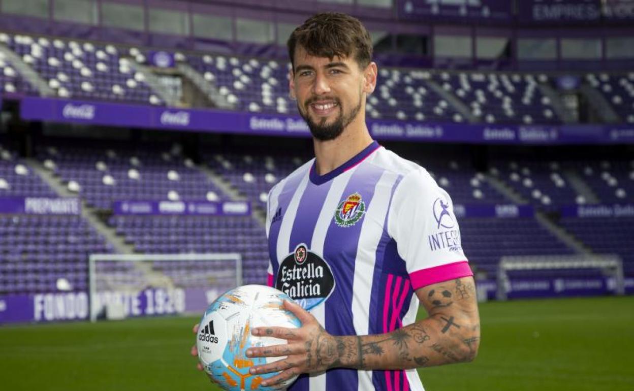 Luis Pérez posa con la elástica blanquivioleta en Zorrilla. 