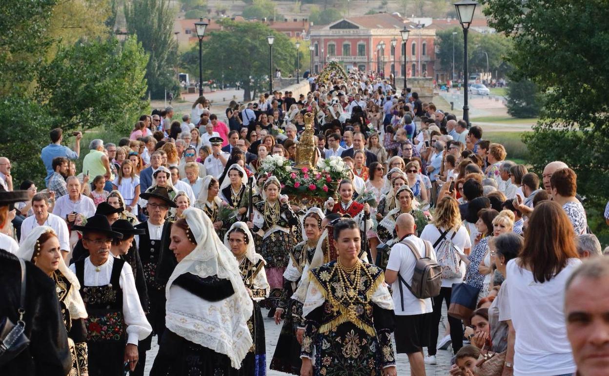 Imagen de la tradicional procesión de la Virgen de la Vega, que este año no se celebrará.