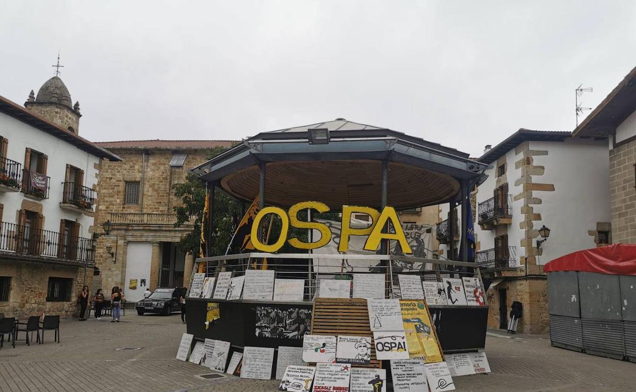 Carteles contra las fuerzas de seguridad en un plaza de Alsasua. 