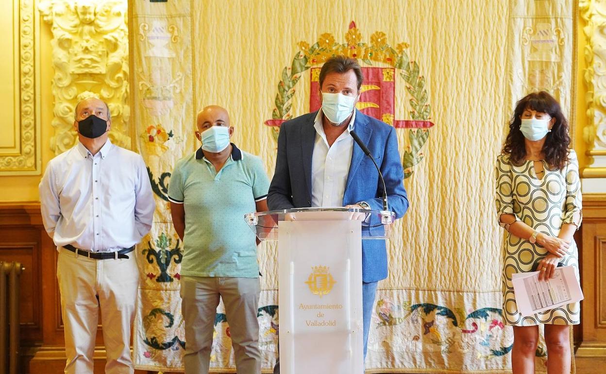 El alcalde de Valladolid, en un momento de la presentación de la Feria del Libro.