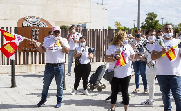 Los feriantes se movilizan delante de las Cortes para pedir «trabajo a los políticos»