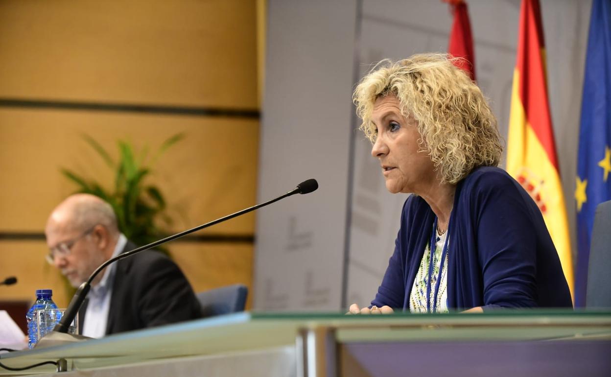 La consejera de Sanidad, Verónica Casado, con el vicepresidente de la Junta, Francisco Igea, en segundo término. 
