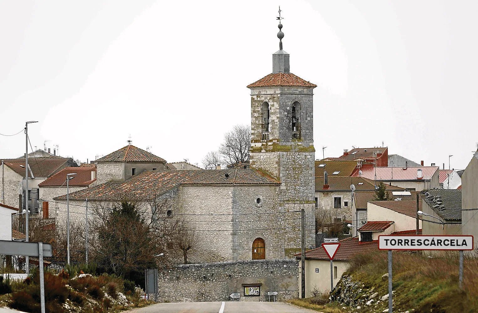 La iglesia de los Santos Justo y Pastor domina visualmente la entrada del pueblo. 