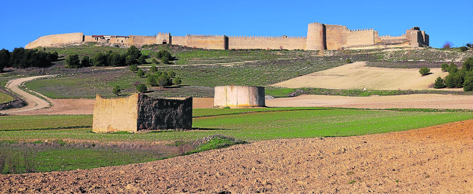 Imagen de la muralla que rodea la localidad.