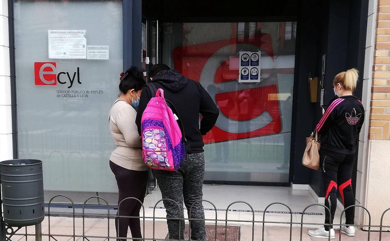 Un grupo de personas espera a la puerta del Ecyl de Segovia.