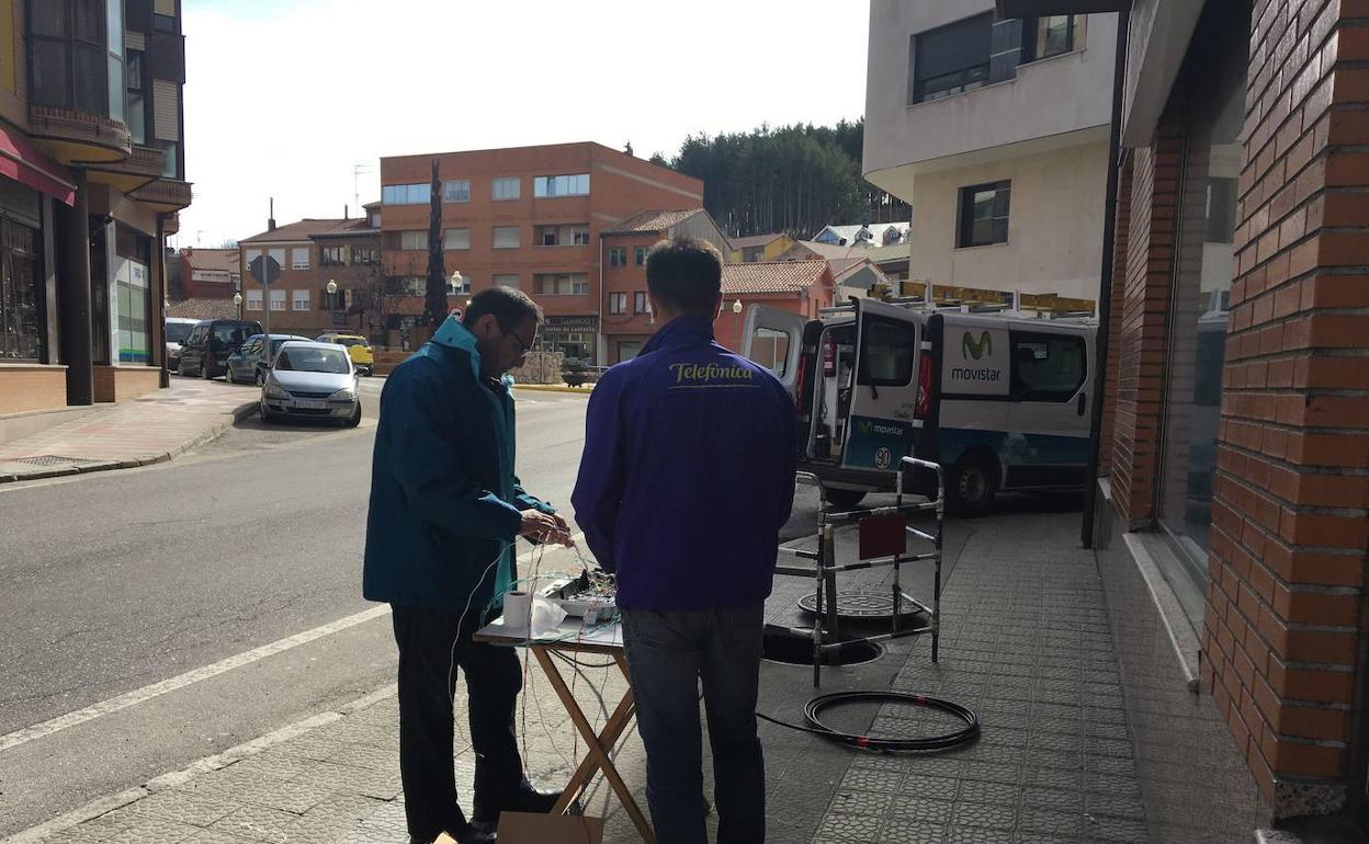 Dos técnicos trabajan en una instalación de telefonía. 