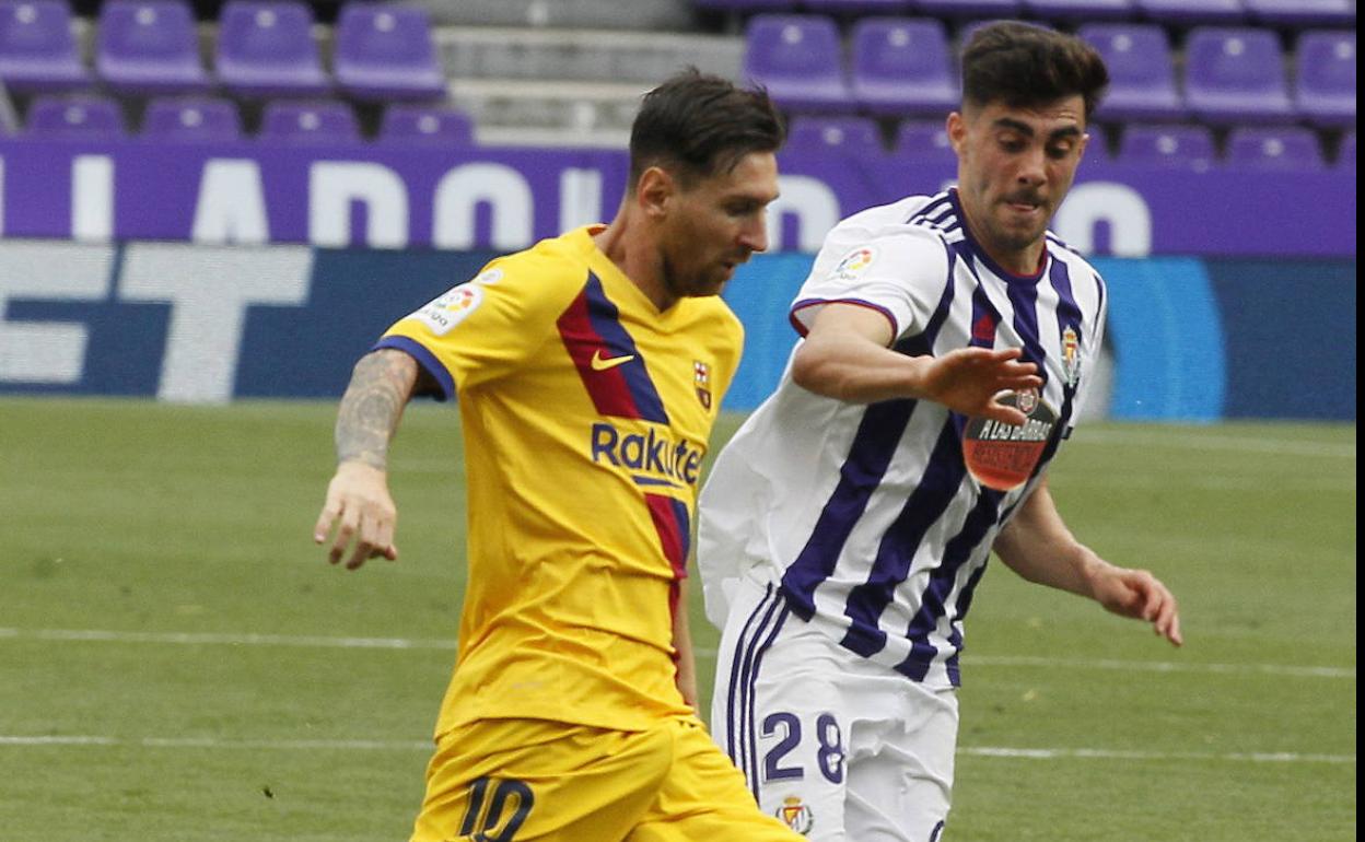 Kike presiona a Messi en el partido de Zorrilla. 