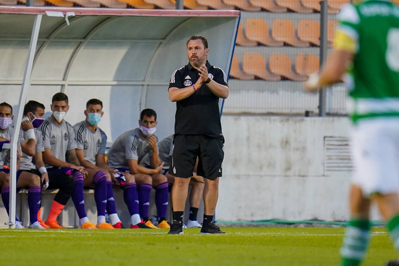 Hervías trata de superar a un jugado portugués. 