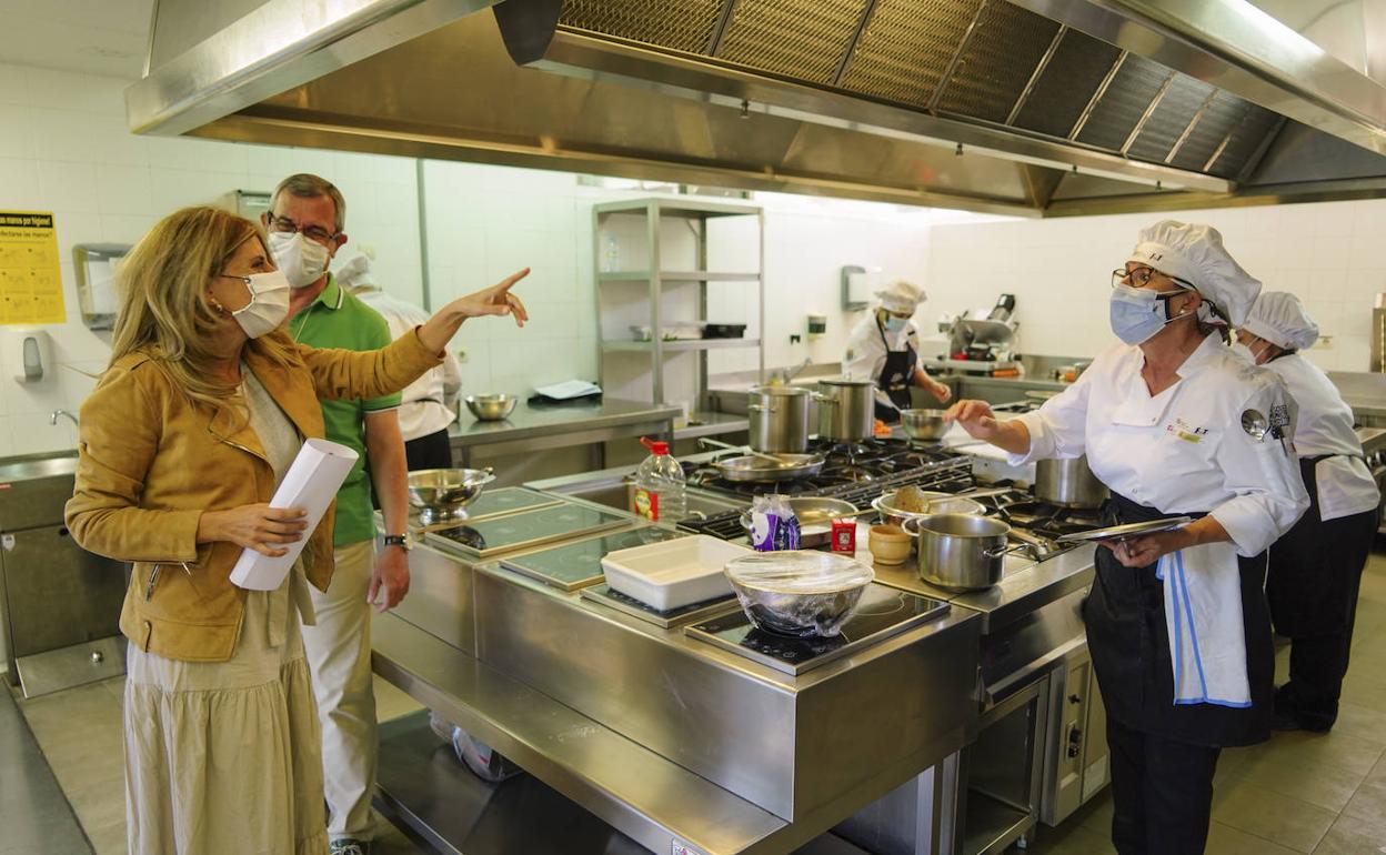 Chabela de la Torre y José Luis García visitan la cocina de la Escuela de Hostelería. 