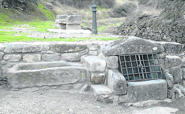 Imagen principal - Arriba, fuente de La Lobera, una de las dos de la población; edificio del Palacio de la Sierra y pintura sobre tabla de San Pedro que se salvó del robo cometido en 1987. Formó parte de la exposición de Las Edades del Hombre de Soria.