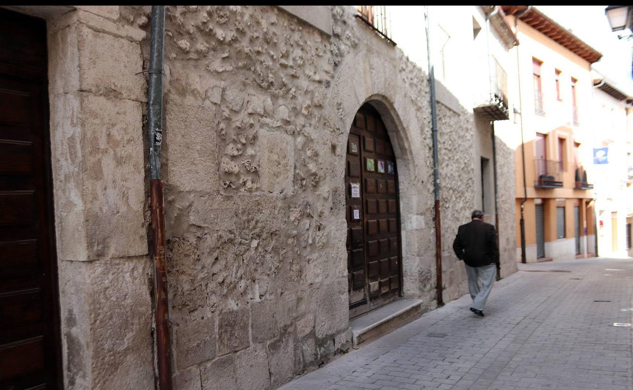 Un hombre camina por las calles de Cuéllar en una foto de archivo; la localidad, con 6,2 grados, marcó durante la madrugada la tercera temperatura más baja del país. 