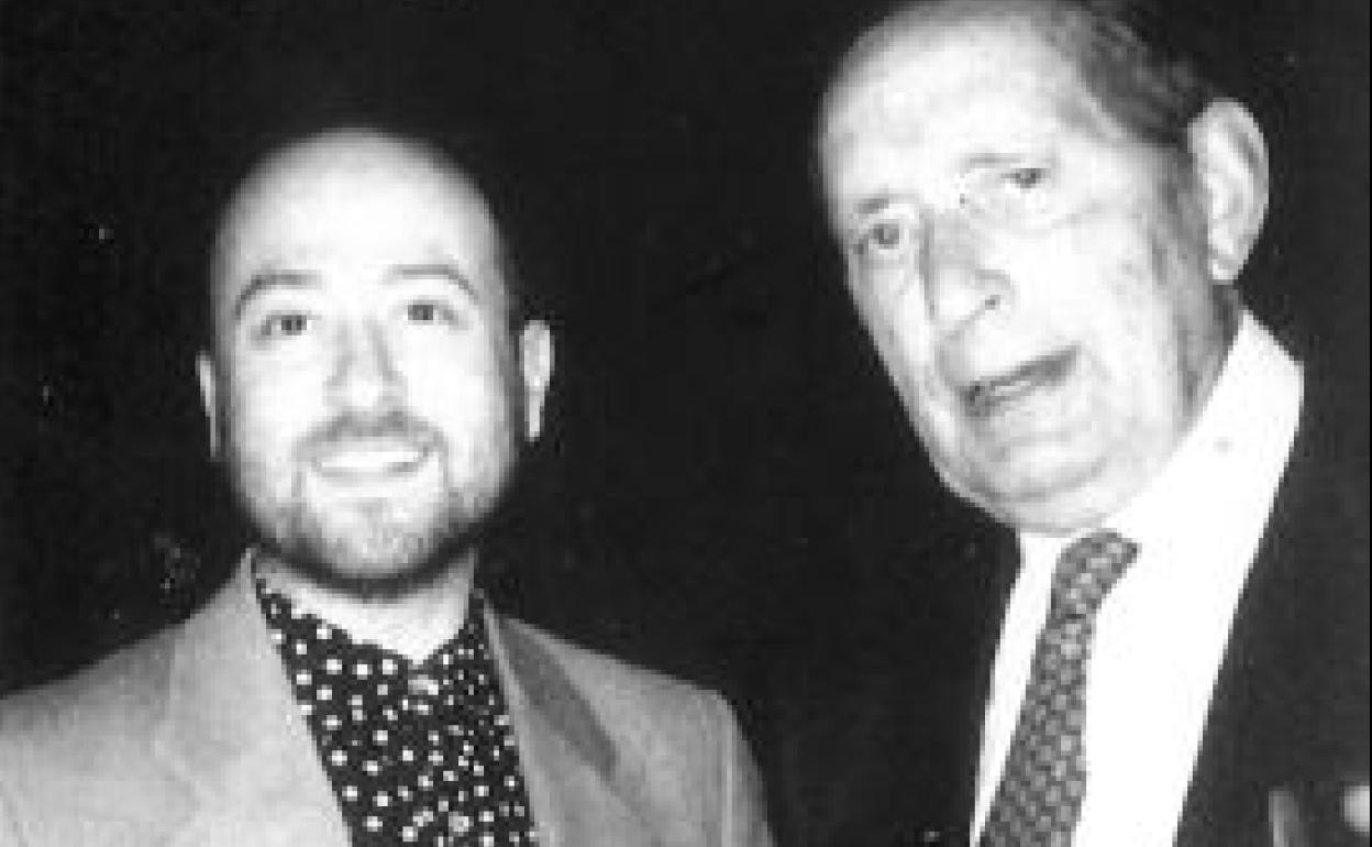 'La guerre promise'. Así se tituló la versión teatral francesa de 'Las guerras de nuestros antepasados', que se estrenó en París en octubre de 1994, y que coincidió con la concesión del Premio Planeta a Camilo José Cela. La simultaneidad de ambos acontecimientos provocó un gran revuelo mediático. (En la foto, Delibes con el actor argentino francés Óscar Sixto).