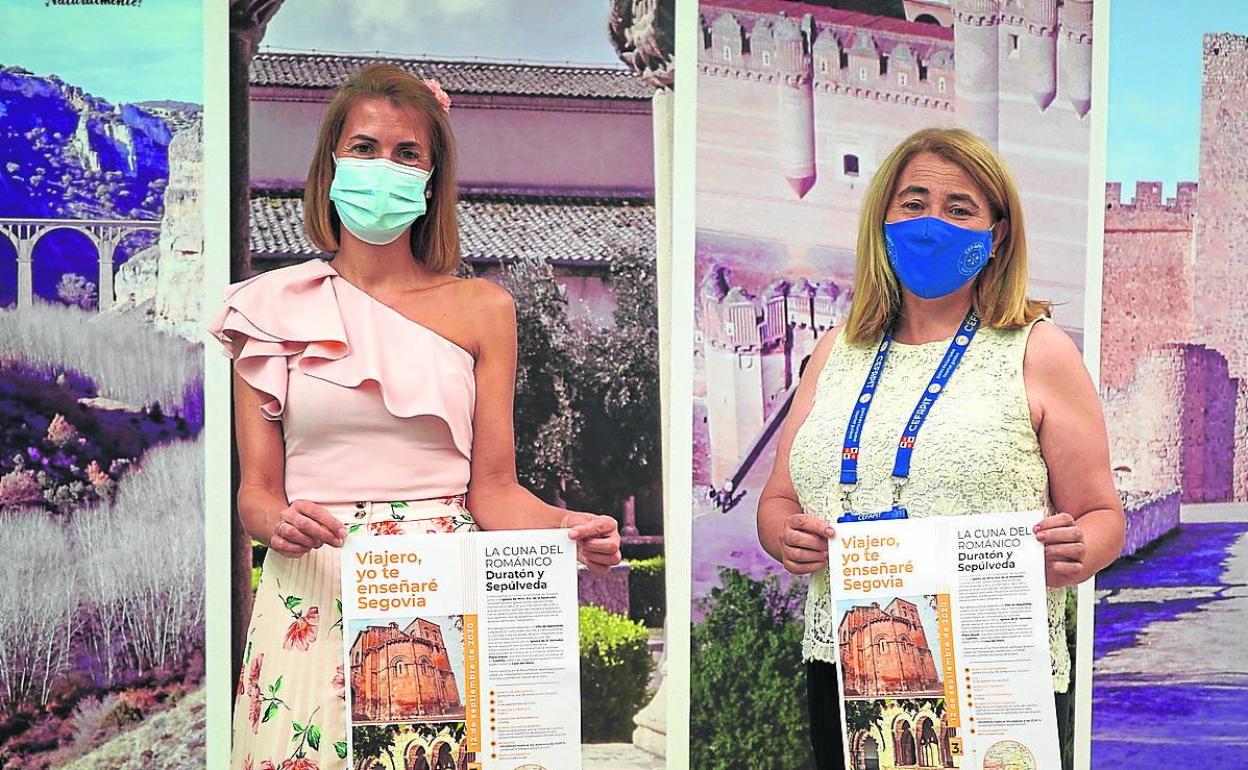 Magdalena Rodríguez (izquierda) y Eva Torres de Frutos posan con el cartel de la iniciativa. 