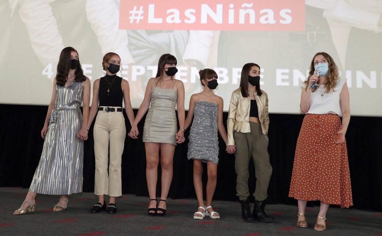 La directora (derecha) y las protagonistas de 'Las niñas' en el preestreno de la película. 