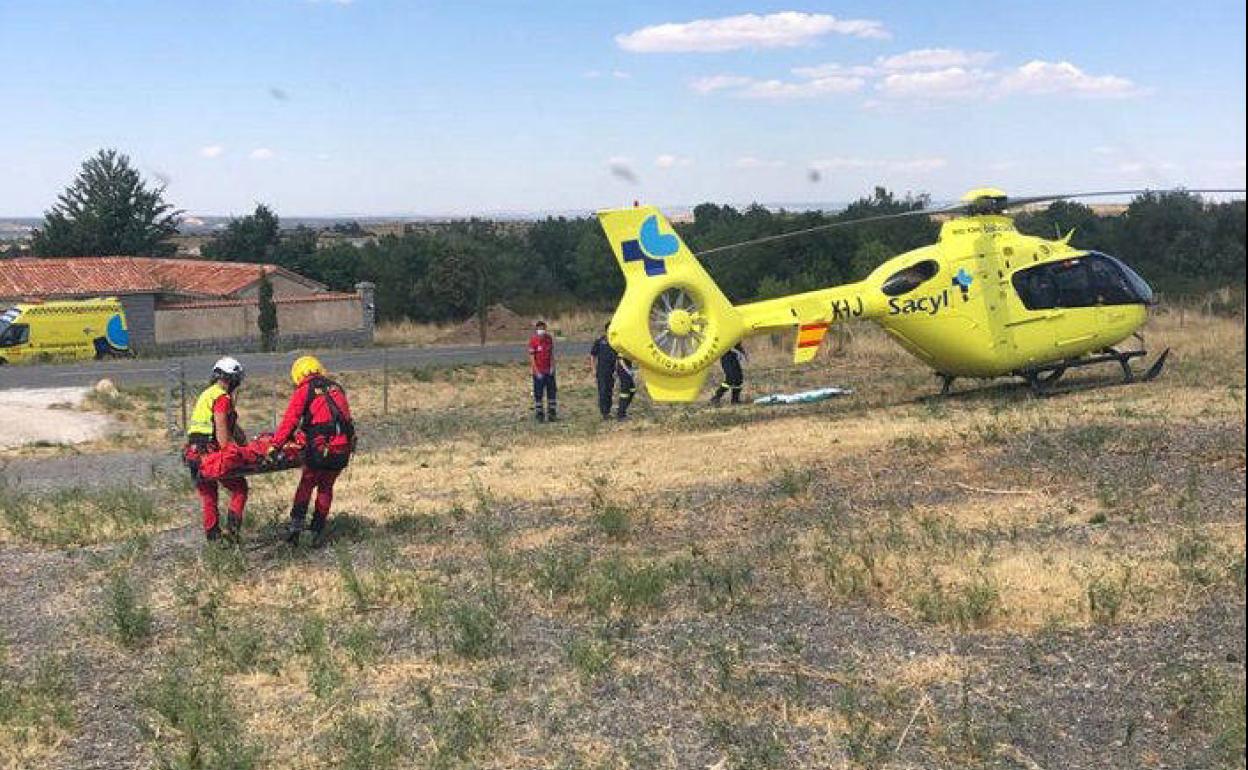 Traslado del niño al helicóptero que había de trasladarlo al Hospital General de Segovia. 112