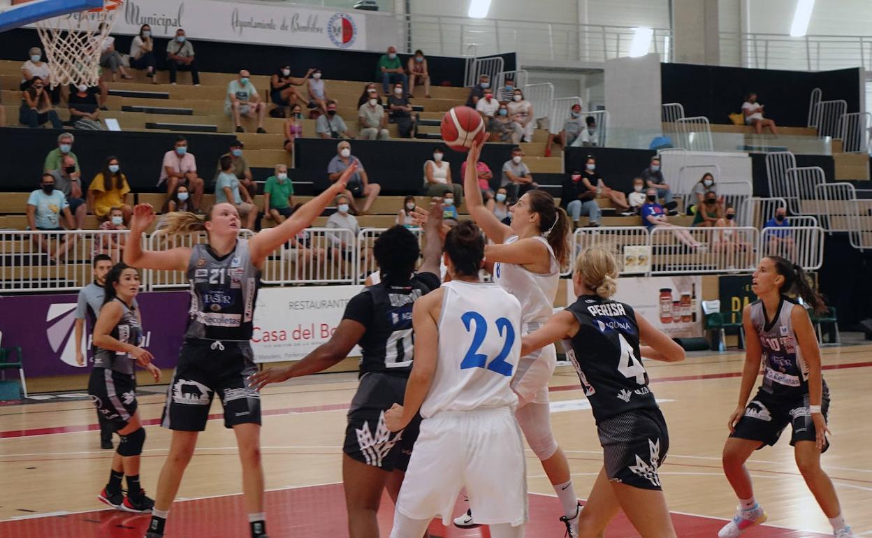Un lance del partido entre Avenida y el equipo Quesos El Pastor.