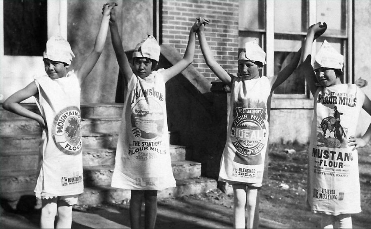 Niños con prendas de saco con logo.