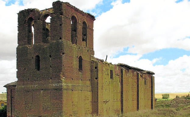 Imagen principal - Arriba, ruinas de la iglesia de Fuente Andrino; abajo detalle del tabernáculo de la iglesia de San Román y exterior de la iglesia de San Román. 