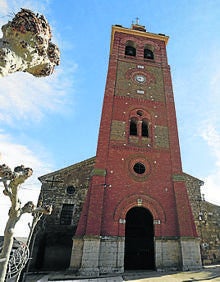 Imagen secundaria 2 - Arriba, ruinas de la iglesia de Fuente Andrino; abajo detalle del tabernáculo de la iglesia de San Román y exterior de la iglesia de San Román. 