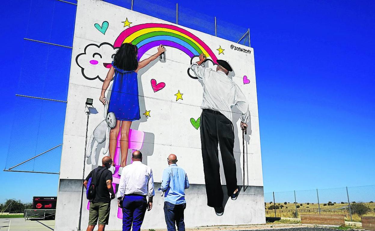 Mural realizado en la pared del frontón. 