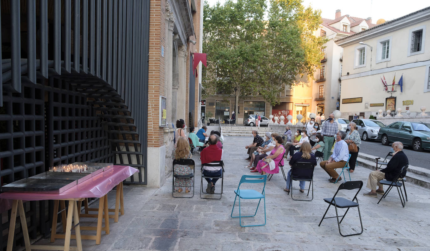 Hay sillas negras, azules y verdes, esparcidas por el empedrado suelo del acceso a la iglesia de San Lorenzo, en la calle Pedro Niño | Y allí, sentados, en la calle y con la vista en el interior del templo, un grupo de fieles sige la celebración