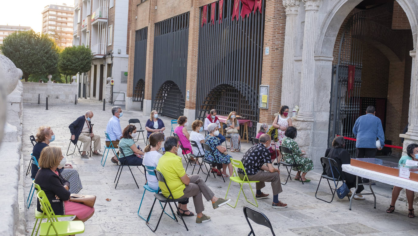Hay sillas negras, azules y verdes, esparcidas por el empedrado suelo del acceso a la iglesia de San Lorenzo, en la calle Pedro Niño | Y allí, sentados, en la calle y con la vista en el interior del templo, un grupo de fieles sige la celebración