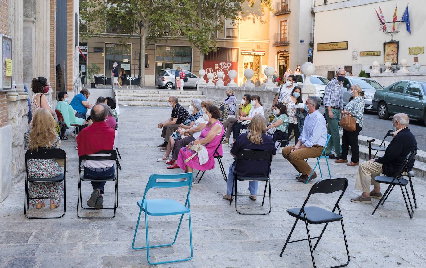 Hay sillas negras, azules y verdes, esparcidas por el empedrado suelo del acceso a la iglesia de San Lorenzo, en la calle Pedro Niño | Y allí, sentados, en la calle y con la vista en el interior del templo, un grupo de fieles sige la celebración