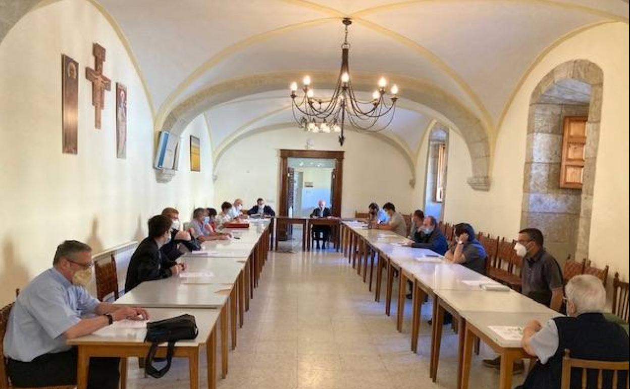 Participantes en el claustro del Seminario San Cayetano .