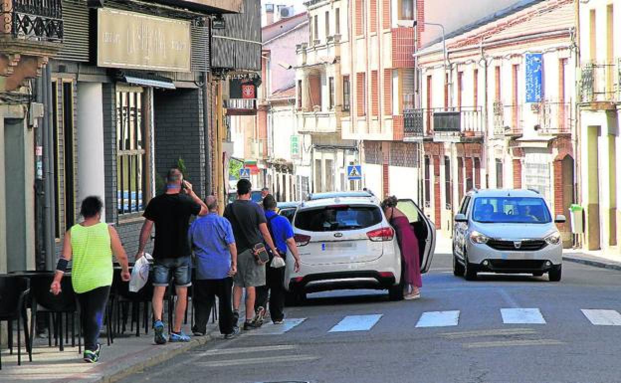 Un grupo de personas pasean con normalidad por una de las calles de Cantalejo en la mañana de ayer. 