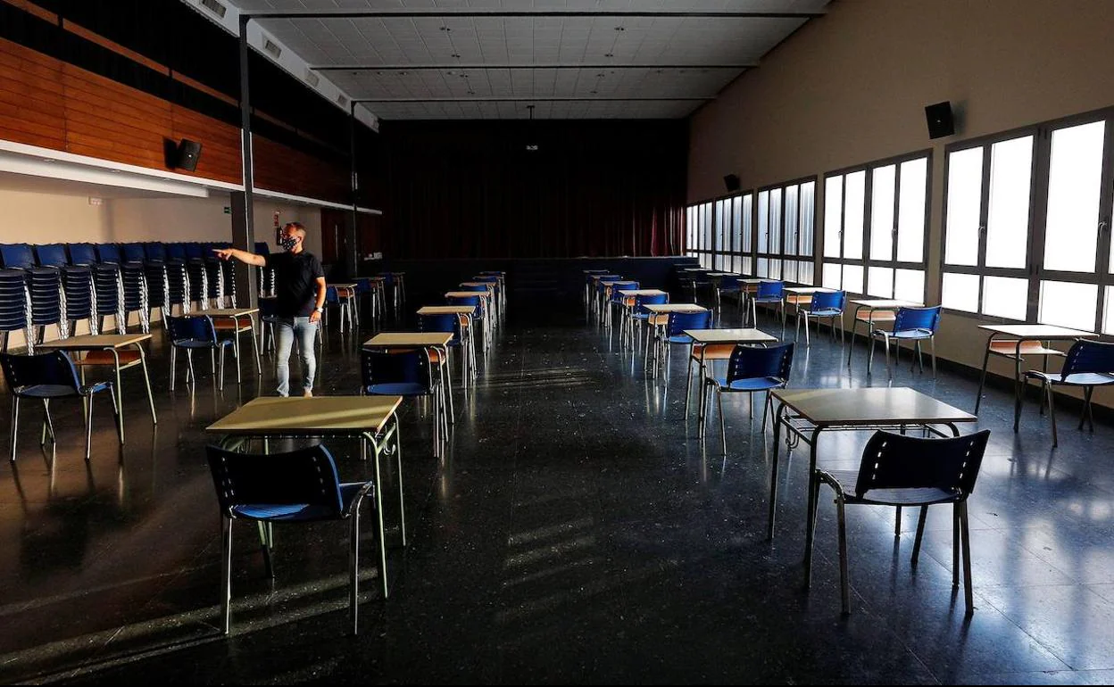 Un aula de la Comunidad Valenciana ya preparada para encarar la vuelta de a las clases.