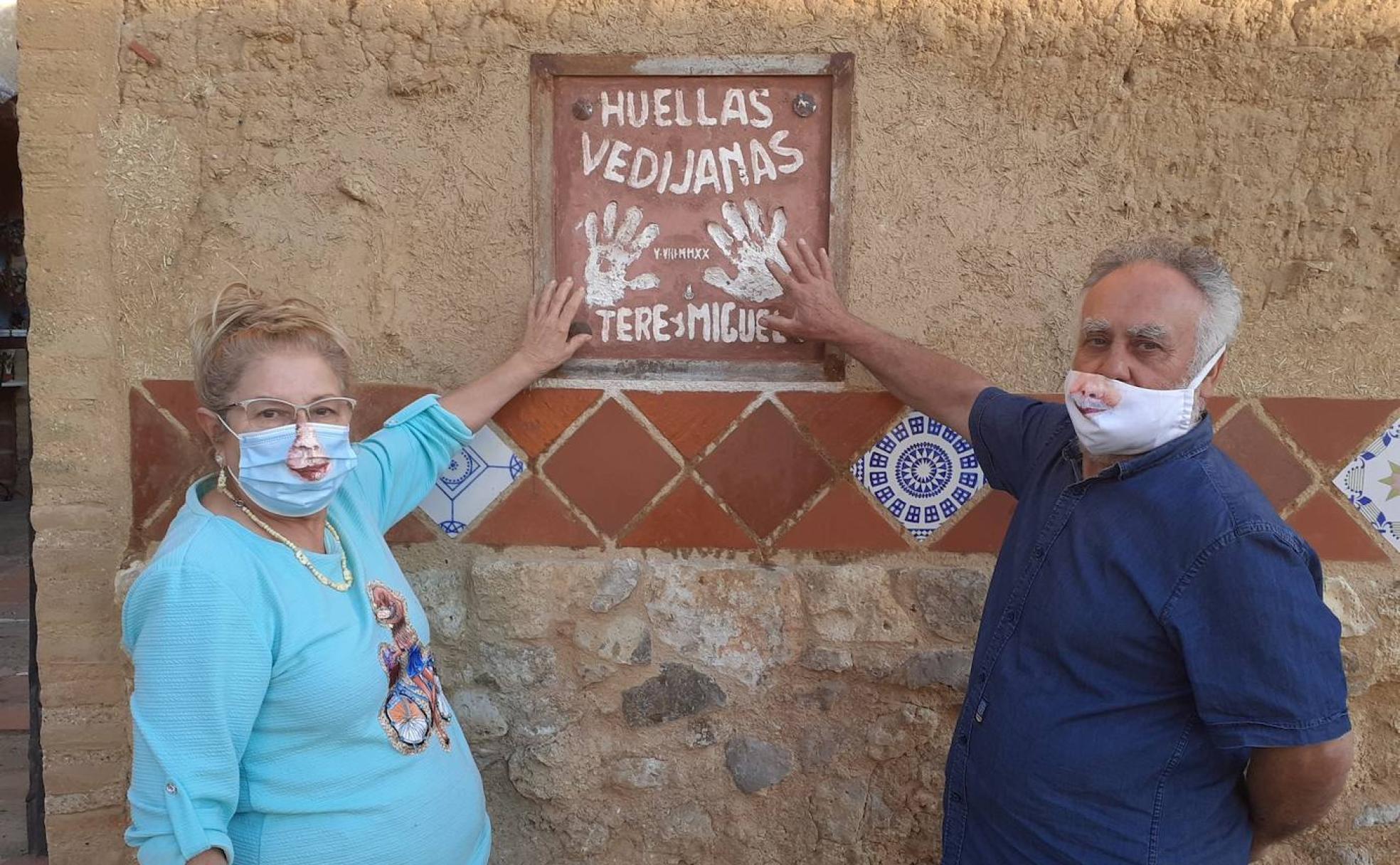 Miguel Pascual Aranda y su esposa, Teresa Sanabria, junto a la placa con las huellas de sus manos.