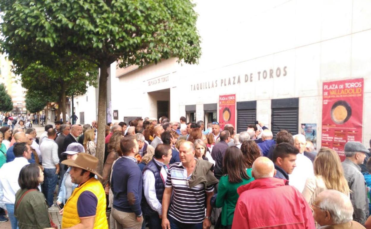 Aglomeración a la puerta de la plaza de toros de Valladolid, en septiembre pasado. 