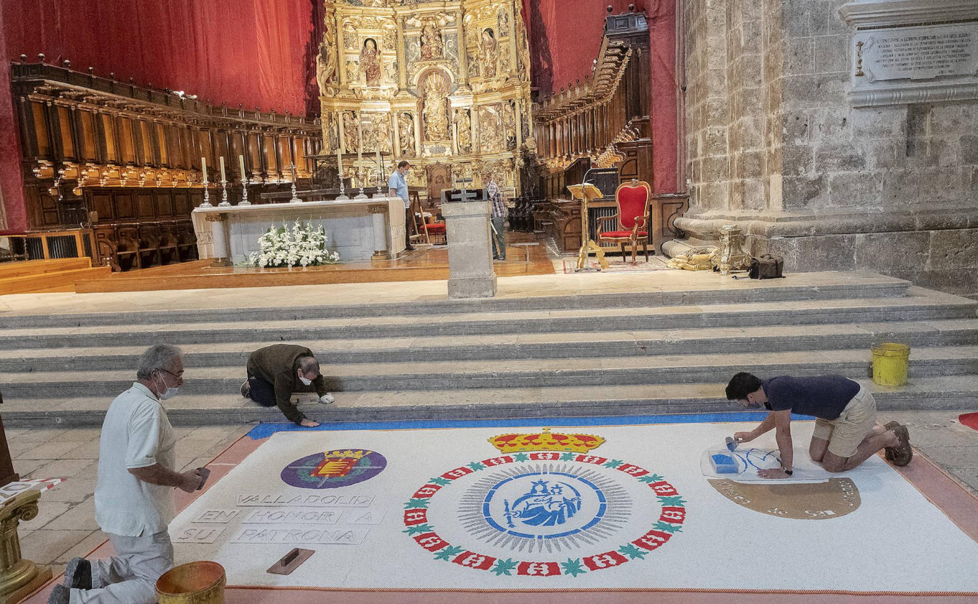 Últimos preparativos en la alfombra en honor de la patrona en la Catedral. 