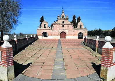 Imagen secundaria 1 - Arriba, el majestuoso órgano de la Iglesia Parroquial; debajo, ermita del Cristo del Humilladero, acceso al cementerio municipal y cuadro del bautizo de Cristo, obra de un discípulo de Goya. 