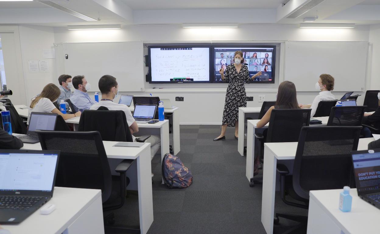 Una de las profesoras, durante el desarrollo de la clase.