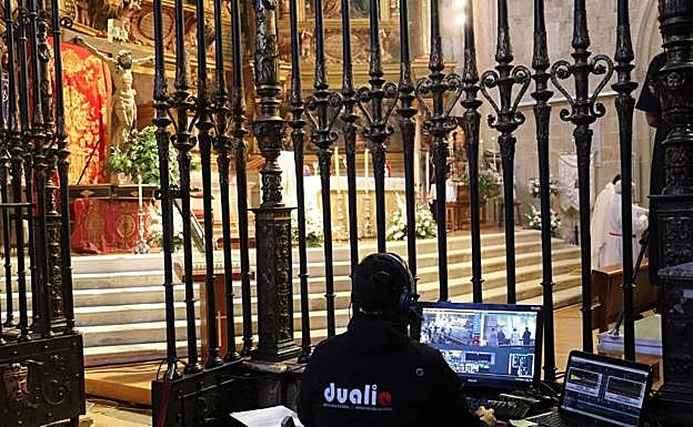 Un técnico graba la homilía en Rioseco para retransmitirla por Facebook.
